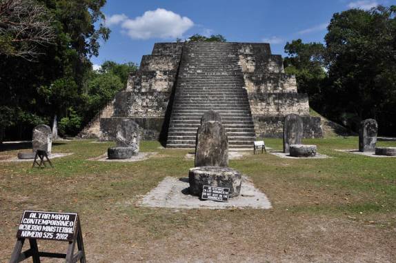 Templo e várias estelas em Tikal, na Guatemala